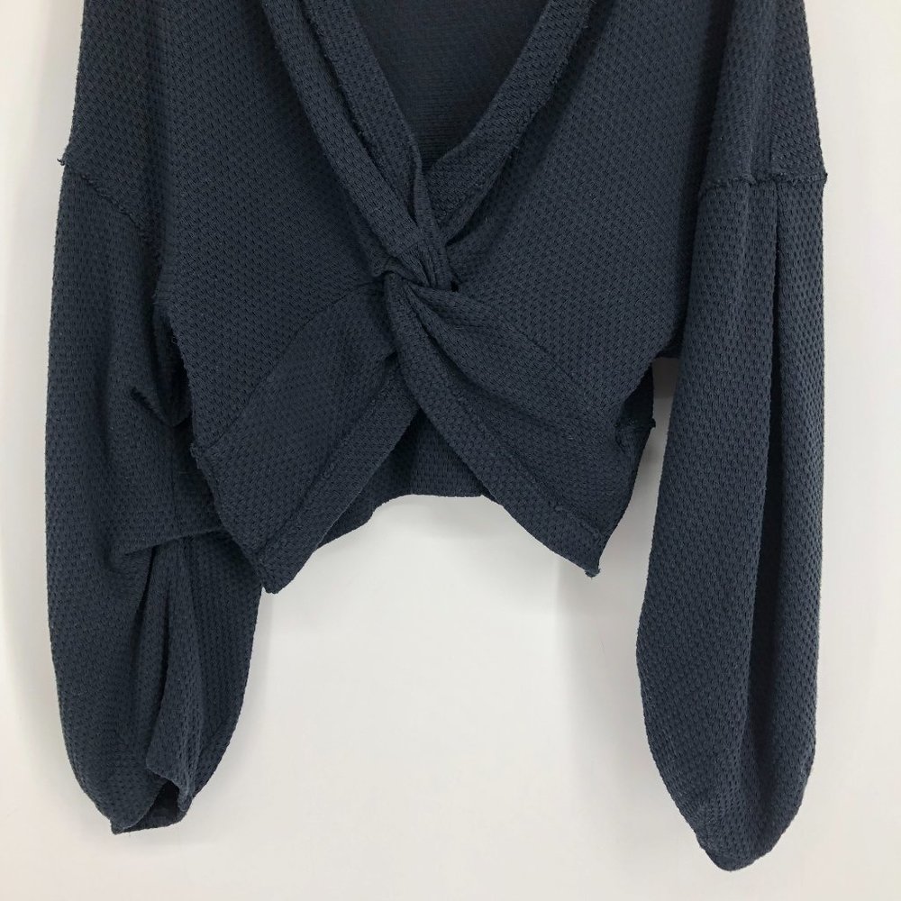 Free People Charcoal Fall For You V-Neck Long Sleeve Twist Front Cropped Tee M - Picture 8 of 15